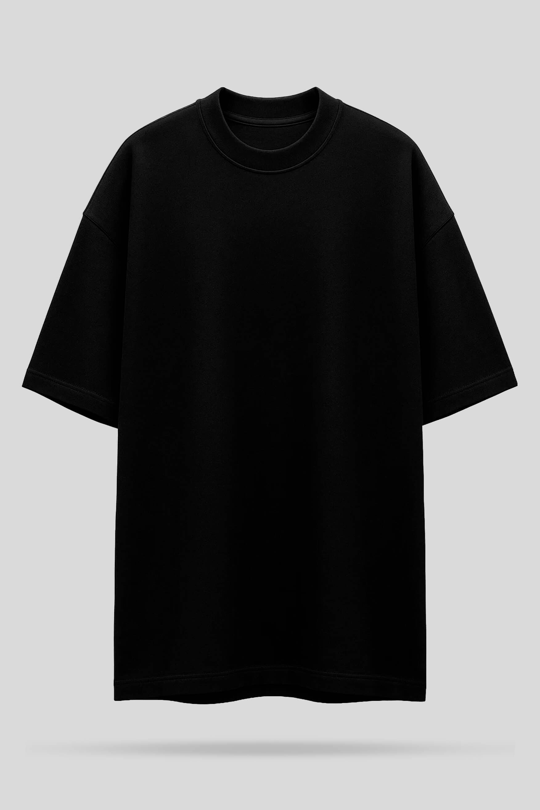 Camiseta preta modelo oversized, ideal para streetwear.